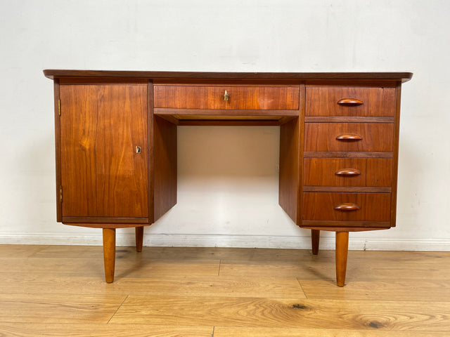 WMK I Stilvoller skandinavischer Mid-Century Schreibtisch in Teakholz , freistellend, mit Schubladen und Holzgriffen I Writing Desk Arbeitstisch Bürotisch Danish Design 50er 60er Berlin Köln Hamburg