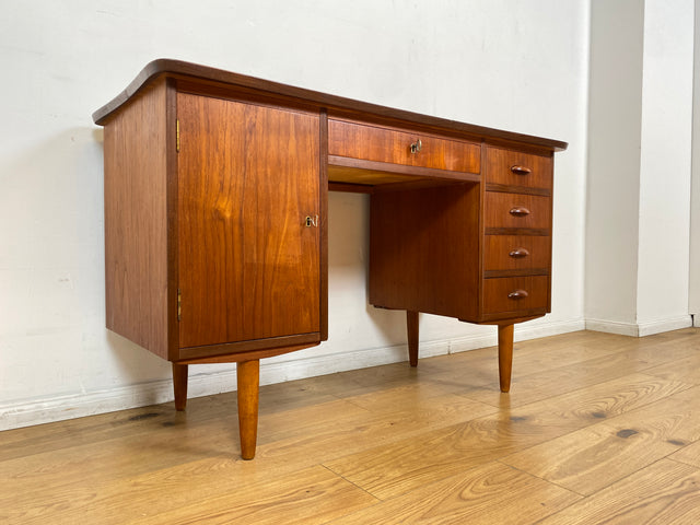 WMK I Stilvoller skandinavischer Mid-Century Schreibtisch in Teakholz , freistellend, mit Schubladen und Holzgriffen I Writing Desk Arbeitstisch Bürotisch Danish Design 50er 60er Berlin Köln Hamburg