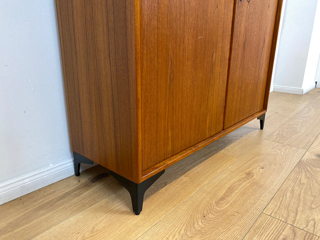 WMK # Stilvolles skandinavisches Highboard in Teakholz auf neuen Metallfüßen # Kommode Sideboard Bücherschrank Wäschekommode Wäscheschrank Schuhschrank Danish Design Mid-Century Vintage Upcycling Teak