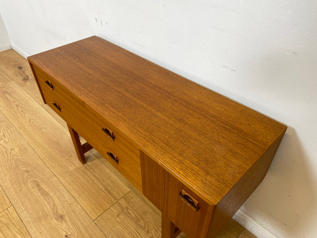 WMK I Stilvolles kleines skandinavisches Lowboard in Teakholz, mit Schubladen und Holzgriffen I Kommode TV Board Bank Fernsehkommode Sideboard Danisch Design Vintage Mid-Century Berlin Bayern Hamburg