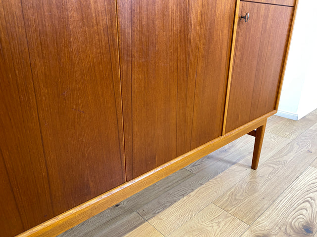 WMK I Hochwertiges skandinavisches Mid-Century Designer Highboard von Bertil Fridhagen für Bodafors , Vollholz in Teak I Sideboard Kommode Schrank Danish Design Vintage 60er Köln Regensburg Teakholz