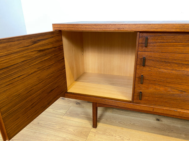 WMK I Stilvolles skandinavisches Mid-Century Sideboard , Vollholz in Teak, mit Schubladen & Palisander Griffen # Kommode Schrank Anrichte TV Bank Lowboard Danish Design Vintage Teakholz Berlin Dresden