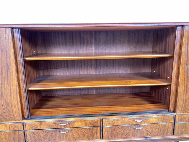 WMK Hochwertiges skandinavisches Mid-Century Highboard aus vollem Holz im seltenem Rio Palisander mit Schiebetüren und Schubladen I Sideboard Schrank Cabinet Danish Design 60er Rosewood Berlin Hamburg