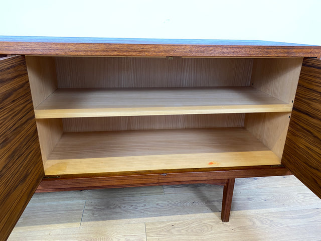 WMK I Stilvolles skandinavisches Mid-Century Sideboard , Vollholz in Teak, mit Schubladen & Palisander Griffen # Kommode Schrank Anrichte TV Bank Lowboard Danish Design Vintage Teakholz Berlin Dresden