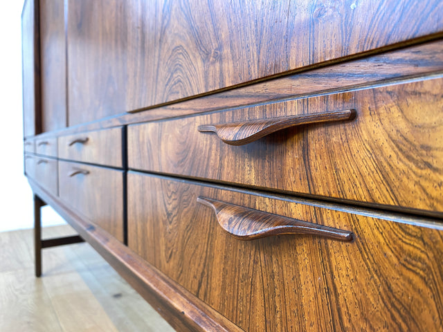 WMK Hochwertiges skandinavisches Mid-Century Highboard aus vollem Holz im seltenem Rio Palisander mit Schiebetüren und Schubladen I Sideboard Schrank Cabinet Danish Design 60er Rosewood Berlin Hamburg