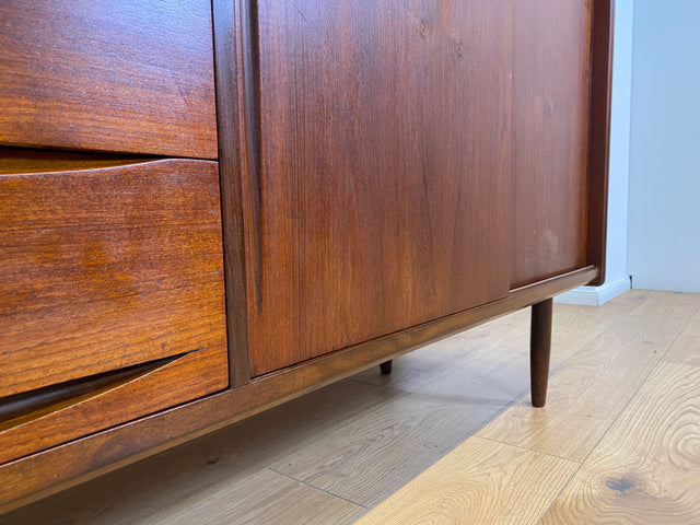 WMK # Hochwertiges skandinavisches Mid-Century Designer Sideboard von Arne Vodder , Vollholz in Teak mit Schiebetüren und Schubladen # Kommode Highboard Schrank Anrichte Danish Design Vintage Teakholz