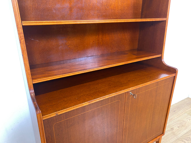 WMK I Hochwertiger skandinavische Mid-Century Bücherschrank aus vollem Holz mit verstellbaren Regalböden und Schubladen I Regal Bücherregal Holzregal Highboard Kommode Vintage Berlin Hannover München