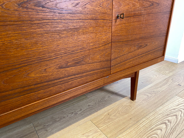 WMK I Stilvolles skandinavisches Mid-Century Sideboard , Vollholz in Teak, mit Schubladen & Palisander Griffen # Kommode Schrank Anrichte TV Bank Lowboard Danish Design Vintage Teakholz Berlin Dresden