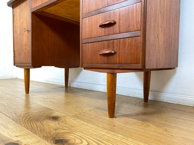 WMK I Stilvoller skandinavischer Mid-Century Schreibtisch in Teakholz , freistellend, mit Schubladen und Holzgriffen I Writing Desk Arbeitstisch Bürotisch Danish Design 50er 60er Berlin Köln Hamburg