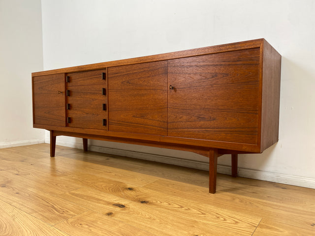 WMK I Stilvolles skandinavisches Mid-Century Sideboard , Vollholz in Teak, mit Schubladen & Palisander Griffen # Kommode Schrank Anrichte TV Bank Lowboard Danish Design Vintage Teakholz Berlin Dresden