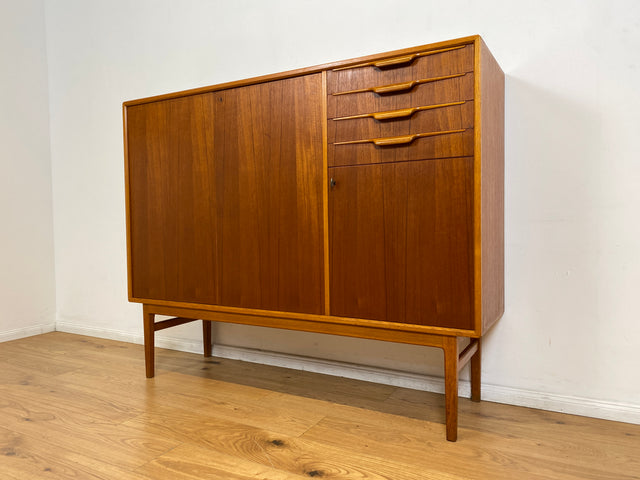 WMK I Hochwertiges skandinavisches Mid-Century Designer Highboard von Bertil Fridhagen für Bodafors , Vollholz in Teak I Sideboard Kommode Schrank Danish Design Vintage 60er Köln Regensburg Teakholz