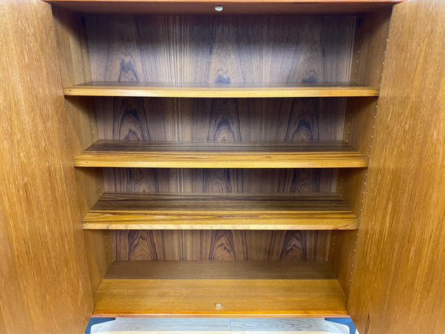 WMK # Stilvolles skandinavisches Highboard in Teakholz auf neuen Metallfüßen # Kommode Sideboard Bücherschrank Wäschekommode Wäscheschrank Schuhschrank Danish Design Mid-Century Vintage Upcycling Teak