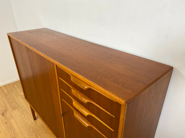 WMK I Hochwertiges skandinavisches Mid-Century Designer Highboard von Bertil Fridhagen für Bodafors , Vollholz in Teak I Sideboard Kommode Schrank Danish Design Vintage 60er Köln Regensburg Teakholz