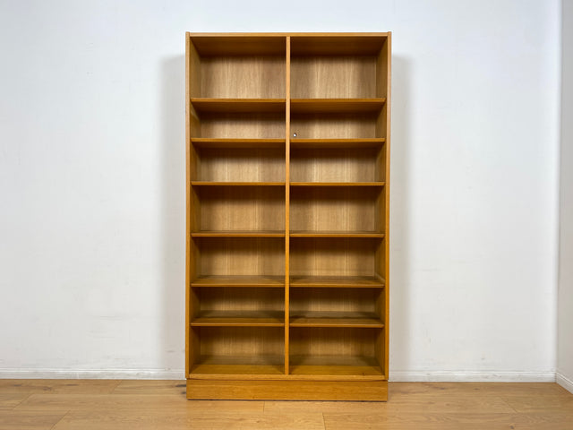 WMK I Hochwertiges skandinavisches Designer Bücherregal von Poul Hundevad , Vollholz in Eiche, mit verstell. Regalböden I Regal Bücherschrank Holzregal Danish Design Mid-Century Vintage Berlin München