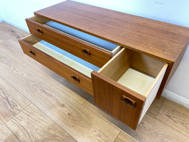 WMK I Stilvolles kleines skandinavisches Lowboard in Teakholz, mit Schubladen und Holzgriffen I Kommode TV Board Bank Fernsehkommode Sideboard Danisch Design Vintage Mid-Century Berlin Bayern Hamburg