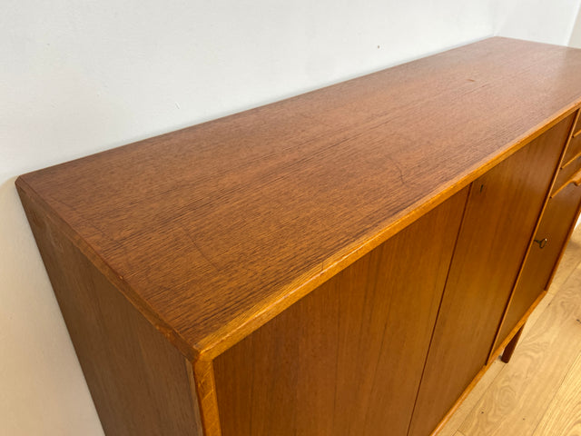 WMK I Hochwertiges skandinavisches Mid-Century Designer Highboard von Bertil Fridhagen für Bodafors , Vollholz in Teak I Sideboard Kommode Schrank Danish Design Vintage 60er Köln Regensburg Teakholz