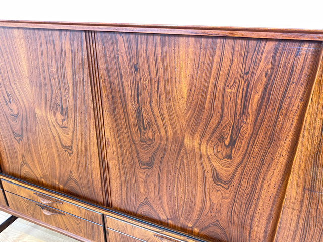 WMK Hochwertiges skandinavisches Mid-Century Highboard aus vollem Holz im seltenem Rio Palisander mit Schiebetüren und Schubladen I Sideboard Schrank Cabinet Danish Design 60er Rosewood Berlin Hamburg