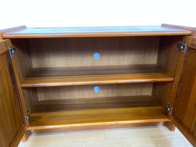 WMK I Stilvolle & gut erhaltene skandinavische Mid-Century Kommode aus vollem Holz in Teak I Schrank Sideboard Schuhschrank Wäschekommode Vintage 60er 70er Danish Design Teakholz München Hamburg Kiel