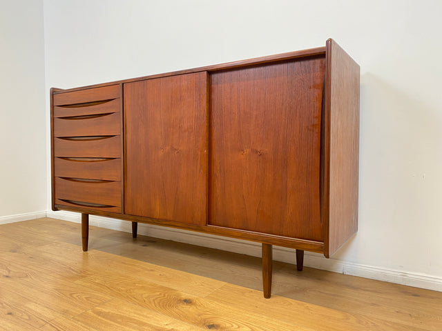 WMK # Hochwertiges skandinavisches Mid-Century Designer Sideboard von Arne Vodder , Vollholz in Teak mit Schiebetüren und Schubladen # Kommode Highboard Schrank Anrichte Danish Design Vintage Teakholz