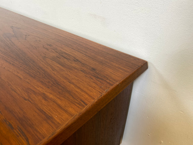 WMK I Stilvoller skandinavischer Mid-Century Schreibtisch in Teakholz , freistellend, mit Regal Rückseite I Desk Cheftisch Bürotisch Bureau Danish Design Vintage 50er 60er Teak Berlin Hamburg München