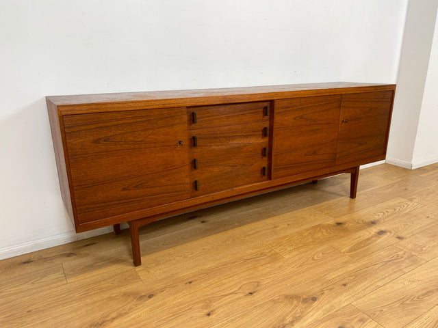 WMK I Stilvolles skandinavisches Mid-Century Sideboard , Vollholz in Teak, mit Schubladen & Palisander Griffen # Kommode Schrank Anrichte TV Bank Lowboard Danish Design Vintage Teakholz Berlin Dresden