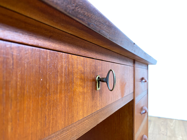 WMK I Stilvoller skandinavischer Mid-Century Schreibtisch in Teakholz , freistellend, mit Schubladen und Holzgriffen I Writing Desk Arbeitstisch Bürotisch Danish Design 50er 60er Berlin Köln Hamburg