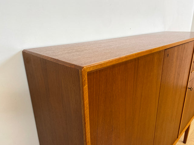 WMK I Hochwertiges skandinavisches Mid-Century Designer Highboard von Bertil Fridhagen für Bodafors , Vollholz in Teak I Sideboard Kommode Schrank Danish Design Vintage 60er Köln Regensburg Teakholz