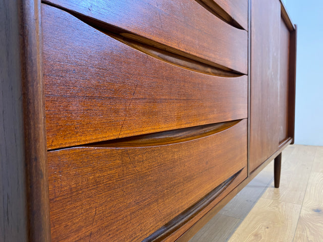 WMK # Hochwertiges skandinavisches Mid-Century Designer Sideboard von Arne Vodder , Vollholz in Teak mit Schiebetüren und Schubladen # Kommode Highboard Schrank Anrichte Danish Design Vintage Teakholz