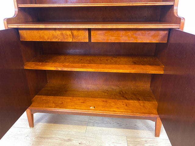 WMK I Hochwertiger skandinavische Mid-Century Bücherschrank aus vollem Holz mit verstellbaren Regalböden und Schubladen I Regal Bücherregal Holzregal Highboard Kommode Vintage Berlin Hannover München