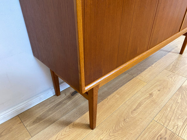 WMK I Hochwertiges skandinavisches Mid-Century Designer Highboard von Bertil Fridhagen für Bodafors , Vollholz in Teak I Sideboard Kommode Schrank Danish Design Vintage 60er Köln Regensburg Teakholz