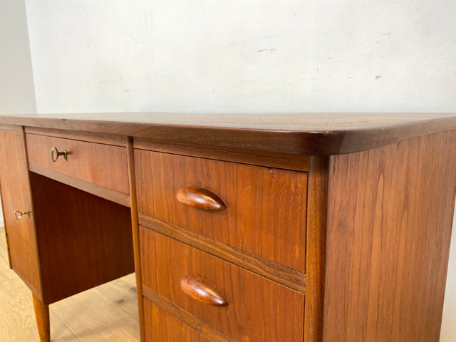 WMK I Stilvoller skandinavischer Mid-Century Schreibtisch in Teakholz , freistellend, mit Schubladen und Holzgriffen I Writing Desk Arbeitstisch Bürotisch Danish Design 50er 60er Berlin Köln Hamburg