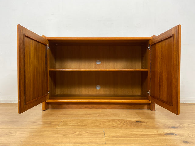 WMK I Stilvolle & gut erhaltene skandinavische Mid-Century Kommode aus vollem Holz in Teak I Schrank Sideboard Schuhschrank Wäschekommode Vintage 60er 70er Danish Design Teakholz München Hamburg Kiel