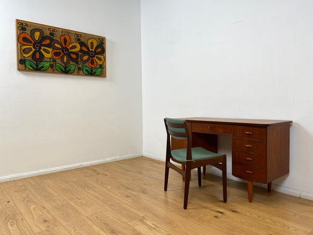 WMK I Stilvoller skandinavischer Mid-Century Schreibtisch in Teakholz , freistellend, mit Schubladen und Holzgriffen I Writing Desk Arbeitstisch Bürotisch Danish Design 50er 60er Berlin Köln Hamburg