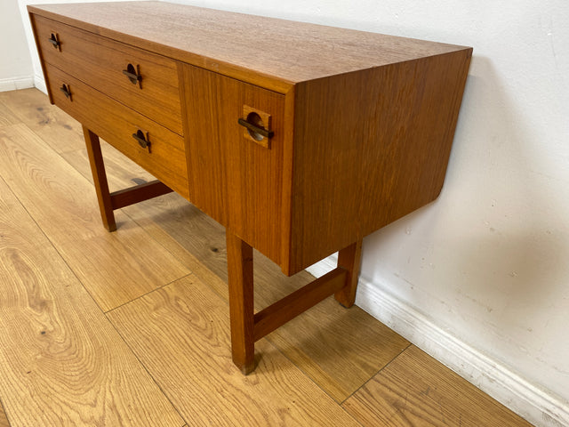 WMK I Stilvolles kleines skandinavisches Lowboard in Teakholz, mit Schubladen und Holzgriffen I Kommode TV Board Bank Fernsehkommode Sideboard Danisch Design Vintage Mid-Century Berlin Bayern Hamburg