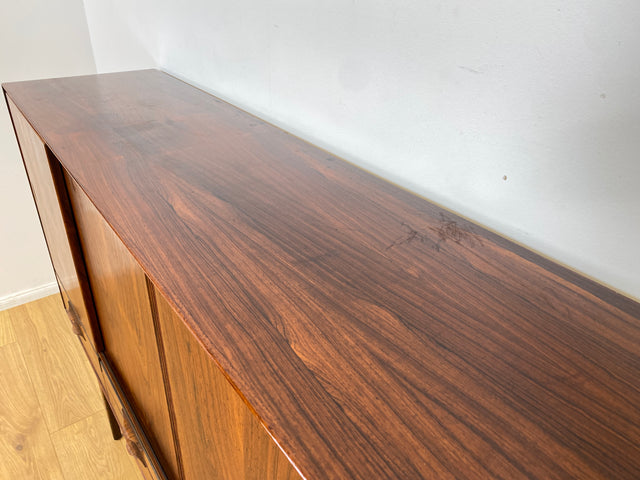 WMK Hochwertiges skandinavisches Mid-Century Highboard aus vollem Holz im seltenem Rio Palisander mit Schiebetüren und Schubladen I Sideboard Schrank Cabinet Danish Design 60er Rosewood Berlin Hamburg