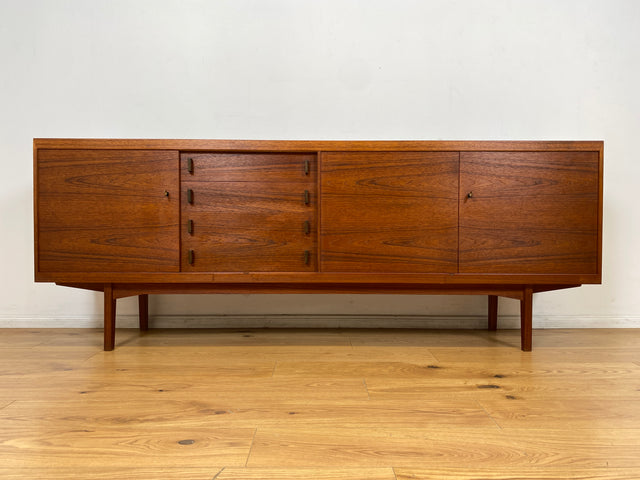 WMK I Stilvolles skandinavisches Mid-Century Sideboard , Vollholz in Teak, mit Schubladen & Palisander Griffen # Kommode Schrank Anrichte TV Bank Lowboard Danish Design Vintage Teakholz Berlin Dresden