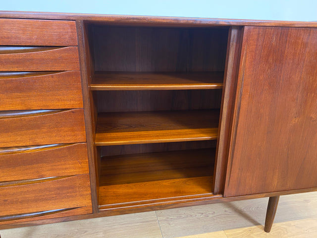 WMK # Hochwertiges skandinavisches Mid-Century Designer Sideboard von Arne Vodder , Vollholz in Teak mit Schiebetüren und Schubladen # Kommode Highboard Schrank Anrichte Danish Design Vintage Teakholz