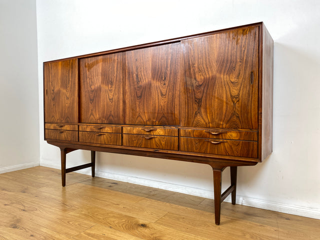 WMK Hochwertiges skandinavisches Mid-Century Highboard aus vollem Holz im seltenem Rio Palisander mit Schiebetüren und Schubladen I Sideboard Schrank Cabinet Danish Design 60er Rosewood Berlin Hamburg