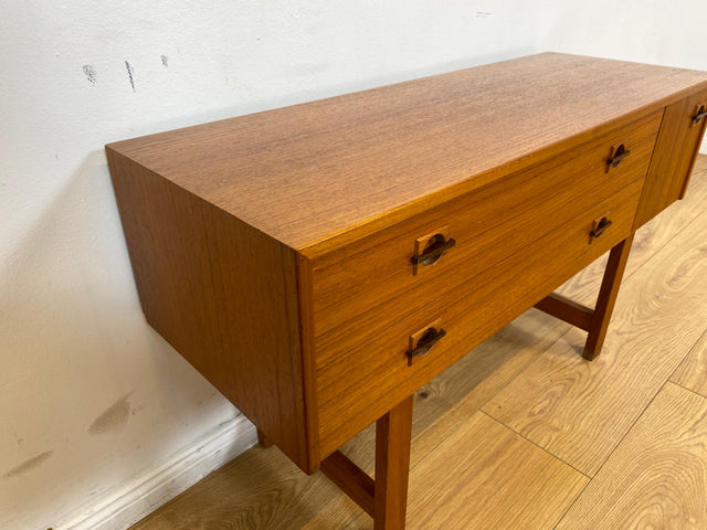 WMK I Stilvolles kleines skandinavisches Lowboard in Teakholz, mit Schubladen und Holzgriffen I Kommode TV Board Bank Fernsehkommode Sideboard Danisch Design Vintage Mid-Century Berlin Bayern Hamburg