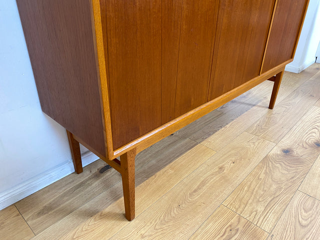 WMK I Hochwertiges skandinavisches Mid-Century Designer Highboard von Bertil Fridhagen für Bodafors , Vollholz in Teak I Sideboard Kommode Schrank Danish Design Vintage 60er Köln Regensburg Teakholz