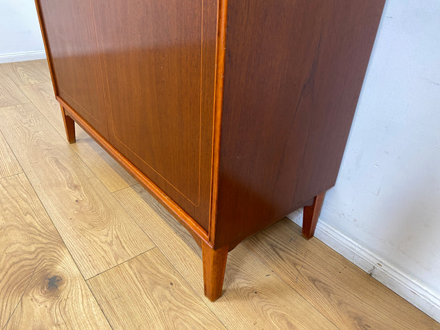 WMK I Hochwertiger skandinavische Mid-Century Bücherschrank aus vollem Holz mit verstellbaren Regalböden und Schubladen I Regal Bücherregal Holzregal Highboard Kommode Vintage Berlin Hannover München
