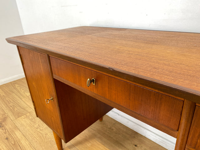 WMK I Stilvoller skandinavischer Mid-Century Schreibtisch in Teakholz , freistellend, mit Schubladen und Holzgriffen I Writing Desk Arbeitstisch Bürotisch Danish Design 50er 60er Berlin Köln Hamburg