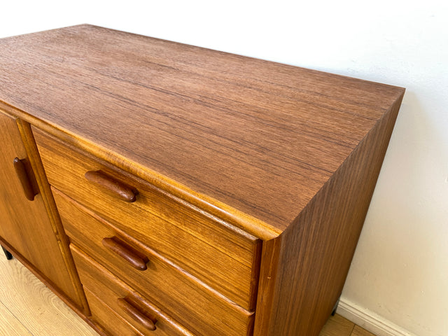 WMK # Zeitlos schöne Kommode aus skandinavischem Möbelkorpus in Teakholz auf Metallfüßen # Sideboard Wäschekommode Schubladenkommode TV-Bank TV-Lowboard Danish Design Mid-Century Vintage Hairpin Teak