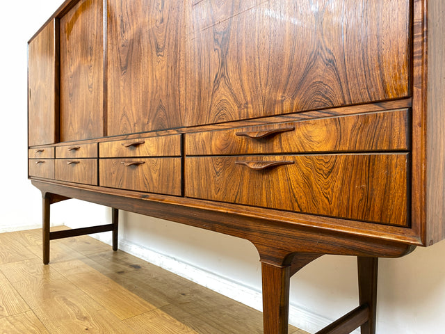 WMK Hochwertiges skandinavisches Mid-Century Highboard aus vollem Holz im seltenem Rio Palisander mit Schiebetüren und Schubladen I Sideboard Schrank Cabinet Danish Design 60er Rosewood Berlin Hamburg