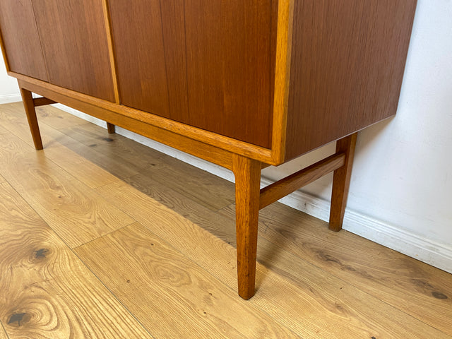 WMK I Hochwertiges skandinavisches Mid-Century Designer Highboard von Bertil Fridhagen für Bodafors , Vollholz in Teak I Sideboard Kommode Schrank Danish Design Vintage 60er Köln Regensburg Teakholz