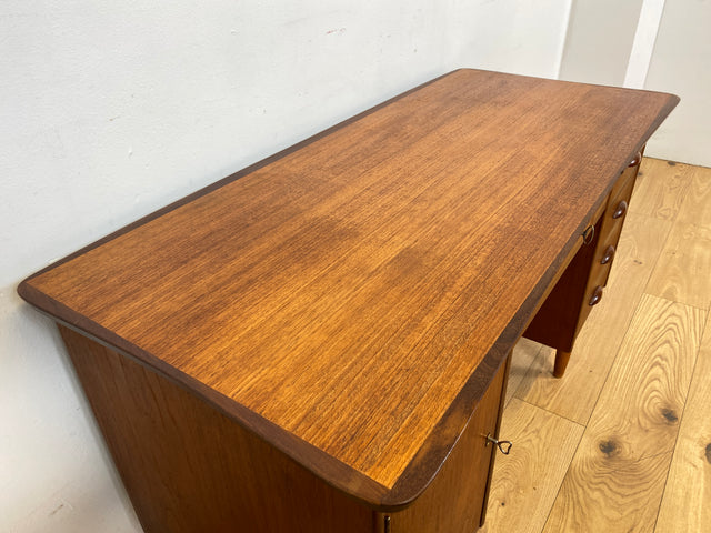 WMK I Stilvoller skandinavischer Mid-Century Schreibtisch in Teakholz , freistellend, mit Schubladen und Holzgriffen I Writing Desk Arbeitstisch Bürotisch Danish Design 50er 60er Berlin Köln Hamburg