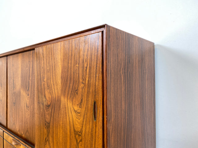 WMK Hochwertiges skandinavisches Mid-Century Highboard aus vollem Holz im seltenem Rio Palisander mit Schiebetüren und Schubladen I Sideboard Schrank Cabinet Danish Design 60er Rosewood Berlin Hamburg