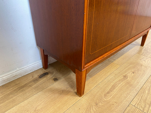 WMK I Hochwertiger skandinavische Mid-Century Bücherschrank aus vollem Holz mit verstellbaren Regalböden und Schubladen I Regal Bücherregal Holzregal Highboard Kommode Vintage Berlin Hannover München