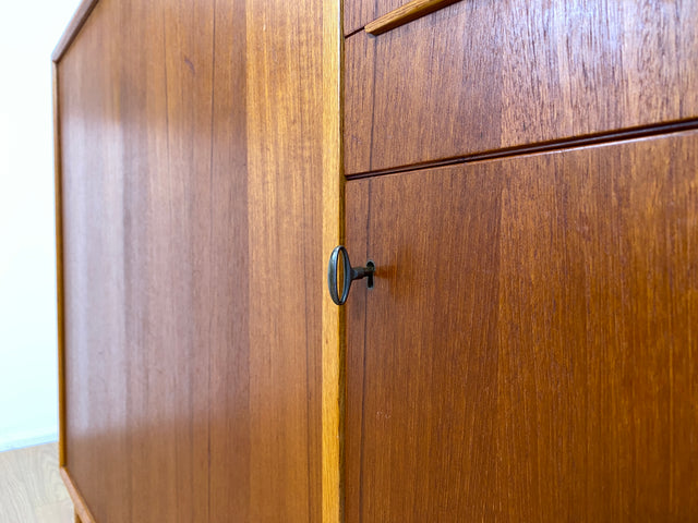 WMK I Hochwertiges skandinavisches Mid-Century Designer Highboard von Bertil Fridhagen für Bodafors , Vollholz in Teak I Sideboard Kommode Schrank Danish Design Vintage 60er Köln Regensburg Teakholz