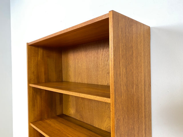 WMK I Stilvolles skandinavisches Designer Bücherregal von Domino Møbler in Teakholz mit verstellbaren Regalböden I Regal Holzregal Regalwand Bücherschrank Danish Design Mid-Century Vintage Teak Berlin